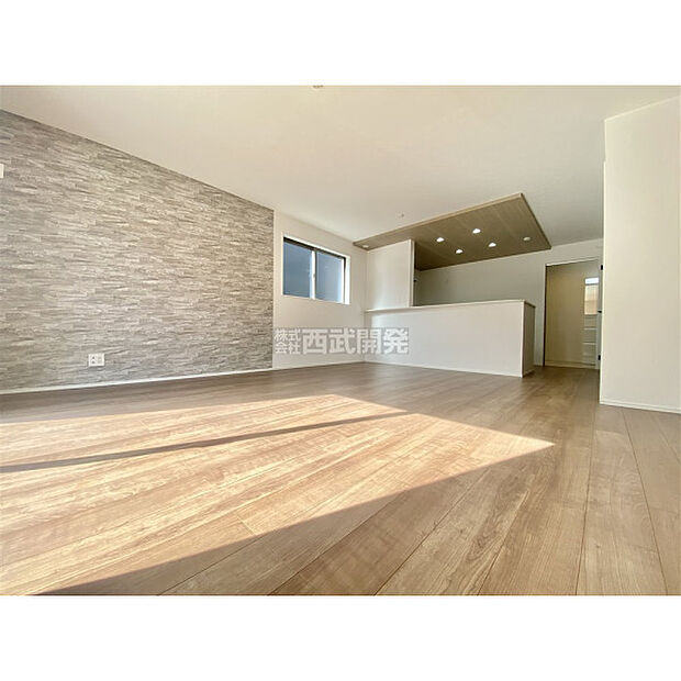 リビングには太陽の光が射し込みます。家族が集まる場所だからこそ、明るい空間作りがかかせません。