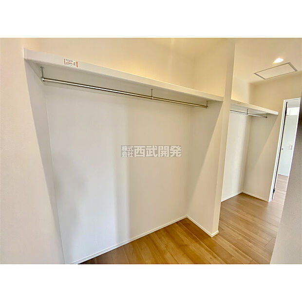 衣類をまとめて収納できるので、お部屋を広くお使いいただけます。