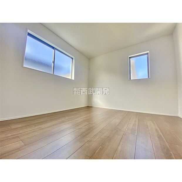 穏やかな日差しと心地よい風が吹き抜ける窓配置