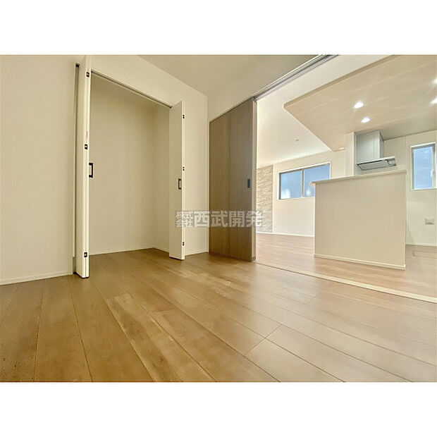 洋服などをすべて収納して室内空間は広々快適