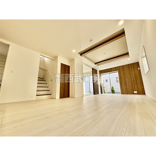 リビングには太陽の光が射し込みます。家族が集まる場所だからこそ、明るい空間作りがかかせません。