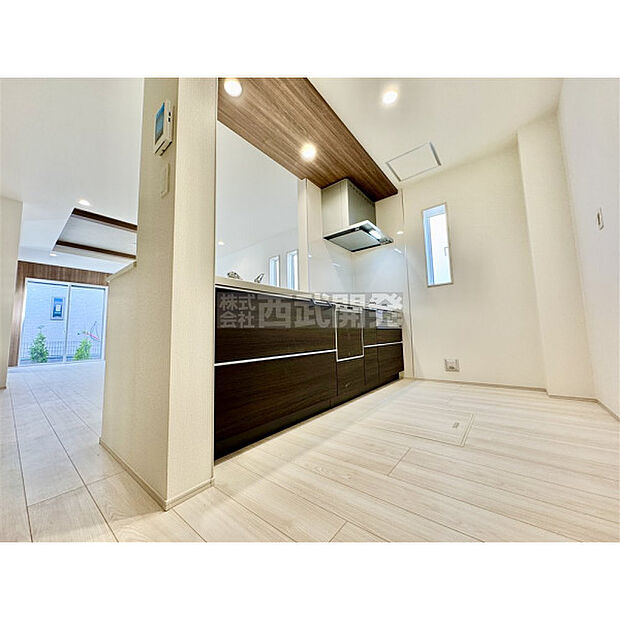 カウンター越しに生まれる家族のコミュニケーション。