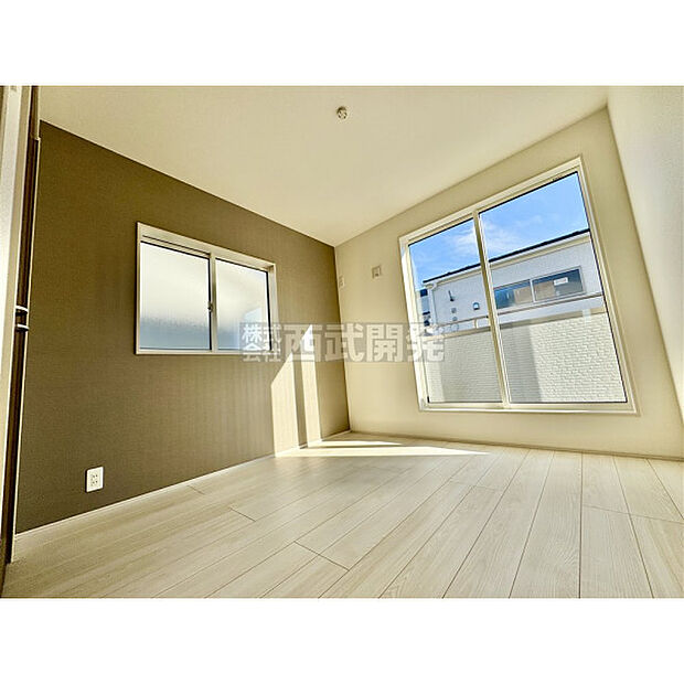 洋室は日当り・通風ともに良好です。明るい部屋はそれだけで気分が晴れやかになりますね。