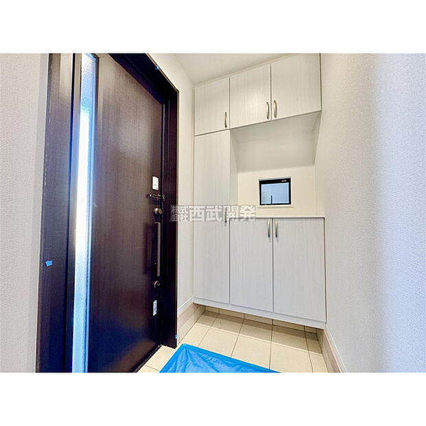 大きなシューズボックス。中の棚板は可動式なのでブーツや長靴なども楽々収納できます。