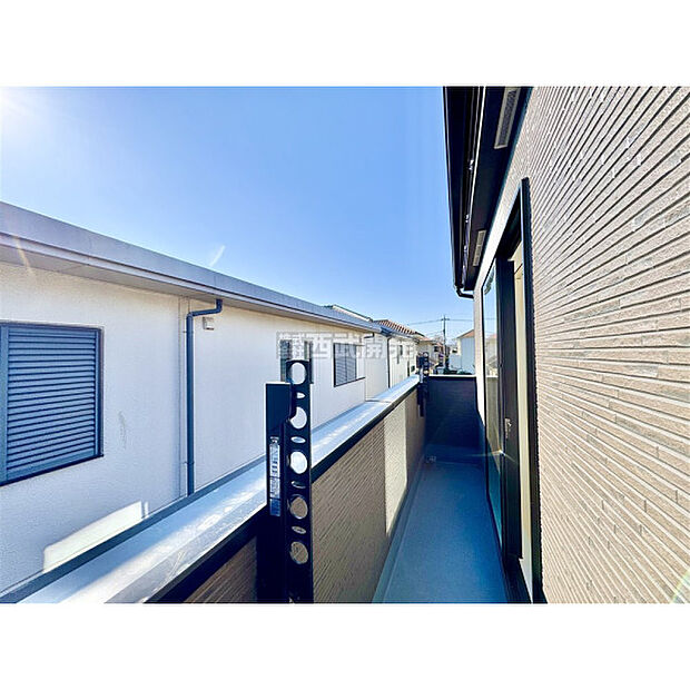 太陽の光が射し込むバルコニーは、洗濯物を干すのが楽しくなりますね。