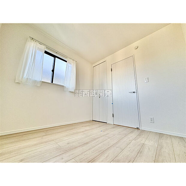 洋服などをすべて収納して室内空間は広々快適