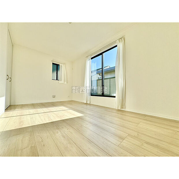 洋室は日当り・通風ともに良好です。明るい部屋はそれだけで気分が晴れやかになりますね。