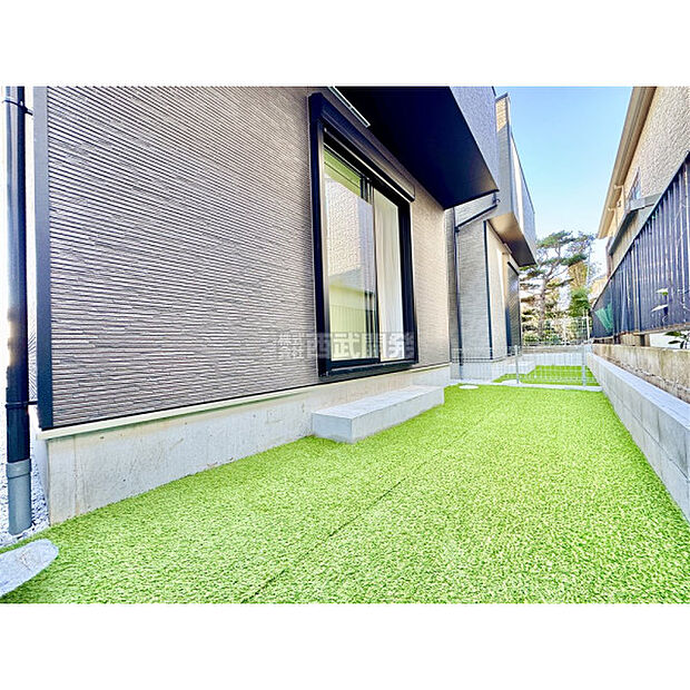 お庭もございます。お子様のプールをしたり、ガーデニングをしたりと、休日の過ごし方が今から楽しみですね。