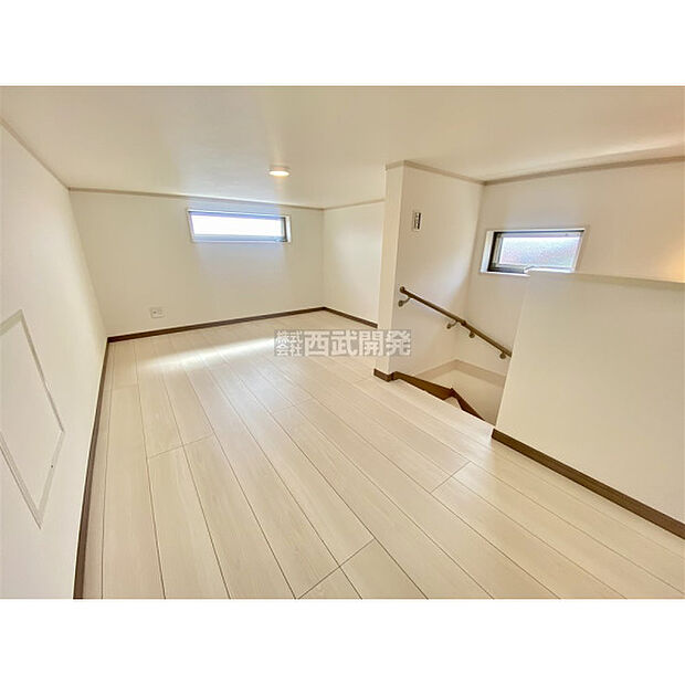 固定階段を備えた小屋裏収納は、大容量の収納庫として重宝します。