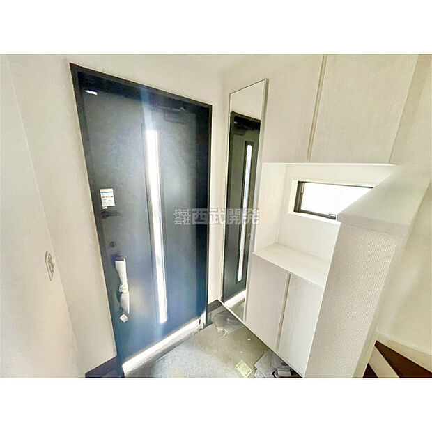 シューズボックスには鏡が付いているので、外出前の身支度チェックができます。(11月20日撮影)