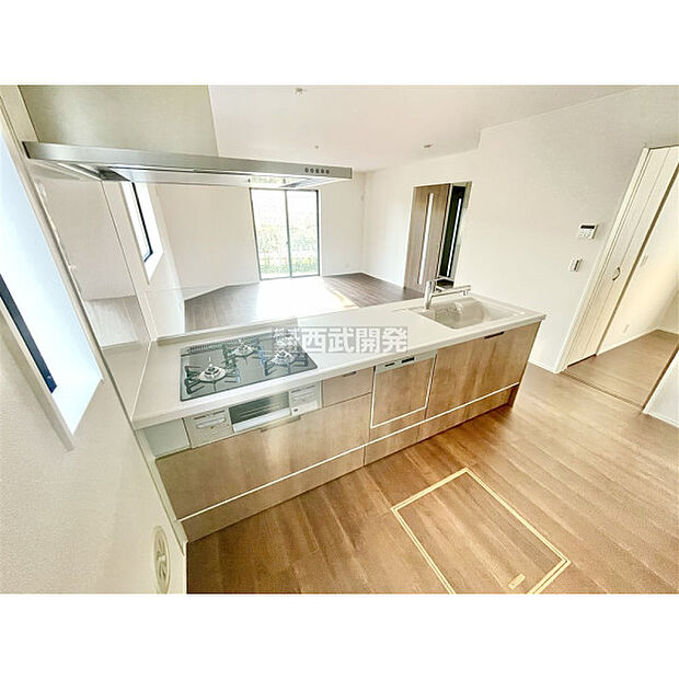 空間の広がりを演出するオープン式対面キッチンです。視界を遮らないのでゆとりの空間が生まれます。(11月20日撮影)