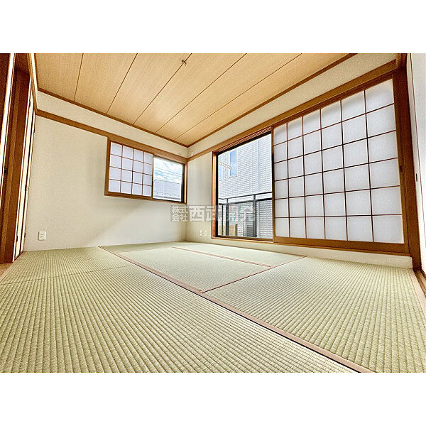 日本特有の部屋「和室」。障子越しに溶け込む太陽の明かりは、心を和ませてくれます。
