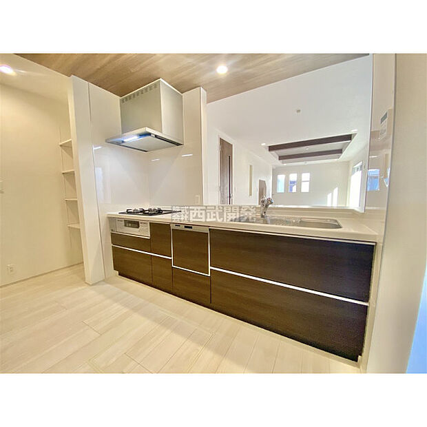 料理中もリビングの家族に目が届く対面カウンターキッチン。食器洗い乾燥機付きなので、食後はゆっくり家族だんらんを楽しめます