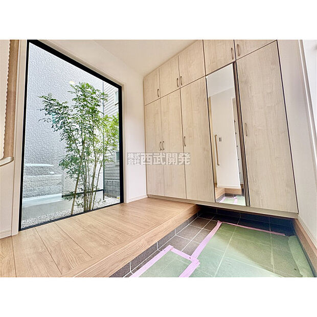 中庭が望めるダイナミックな玄関です。