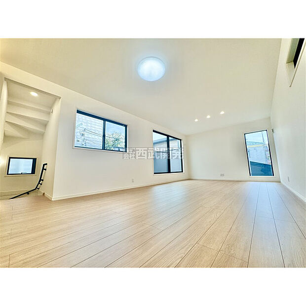 リビングには太陽の光が射し込みます。家族が集まる場所だからこそ、明るい空間作りがかかせません。