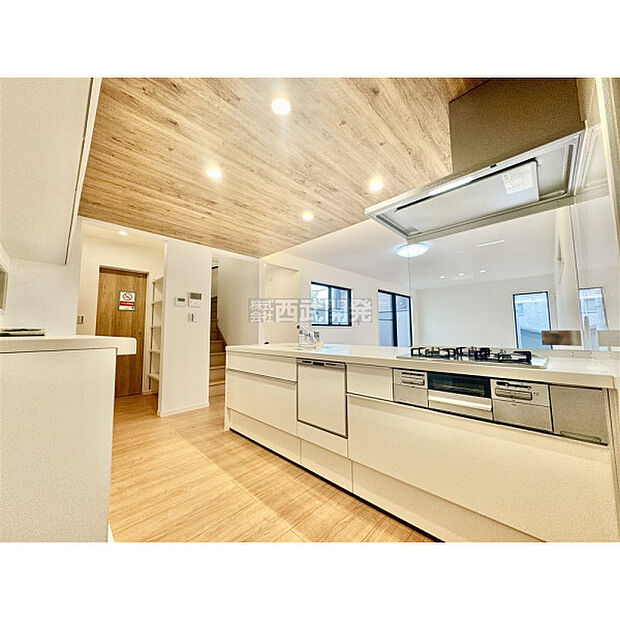 料理中もリビングの家族に目が届く対面カウンターキッチン。食器洗い乾燥機付きなので、食後はゆっくり家族だんらんを楽しめます