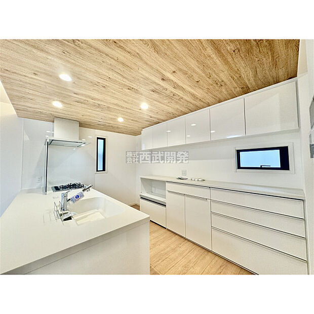 備付けのカップボードは収納豊富。すっきりとしたキッチンはお料理の時間も楽しくなりますね。