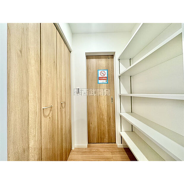 キッチン横の収納スペース。パントリーとして重宝します。