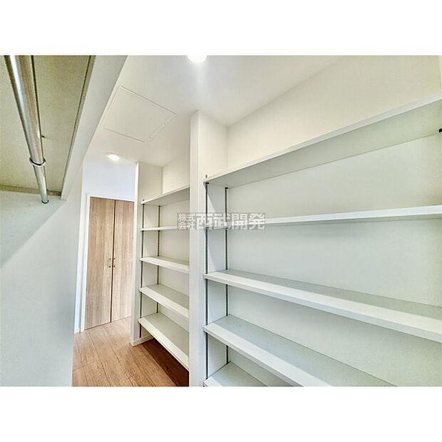 大容量のウォークINクローゼット付、衣類や鞄のほかに、かさばる荷物や季節物もスッキリ片付きます。
