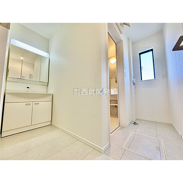 清潔感のある洗面化粧台で、朝の身だしなみをしっかりと。シャワーヘッドが付いているので、お掃除も簡単にできます。