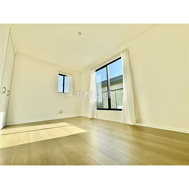 洋室は日当り・通風ともに良好です。明るい部屋はそれだけで気分が晴れやかになりますね。