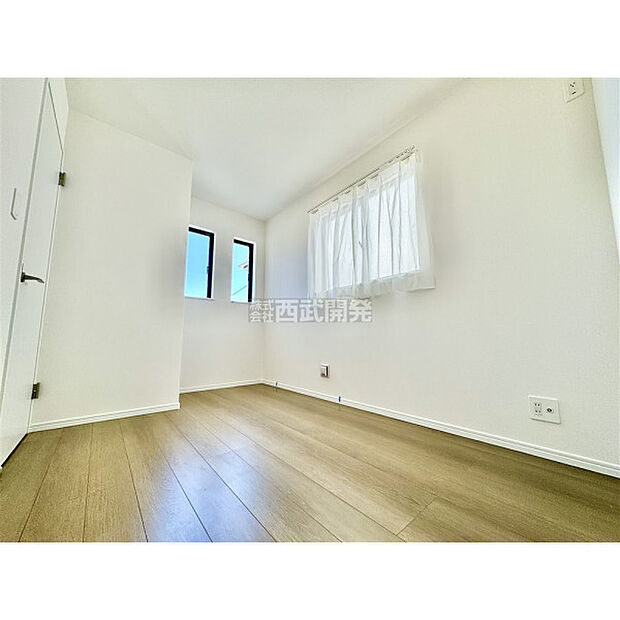 穏やかな日差しと心地よい風が吹き抜ける窓配置