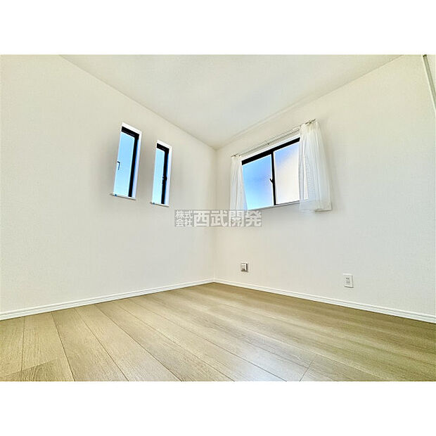 穏やかな日差しと心地よい風が吹き抜ける窓配置