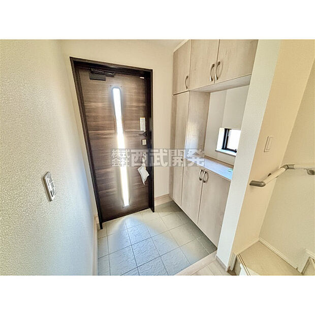 ゆとりある玄関スペースは第一印象グッド。