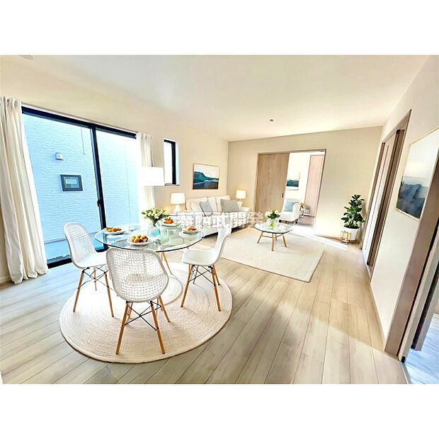 配置してある家具や小物はCGによるイメージです。柔らかな光が射し込む家族団らんのLDK