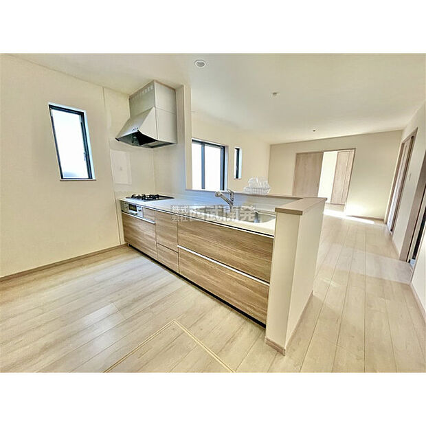 空間の広がりを演出するオープン式対面キッチンです。視界を遮らないのでゆとりの空間が生まれます。