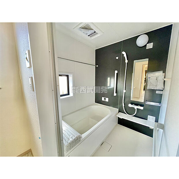 お子様と一緒にバスタイムを楽しめる広々空間。浴室乾燥機付で心地よいバスタイムを実現します。