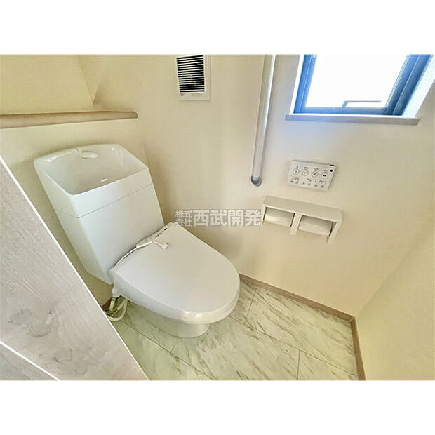 いつも綺麗に清潔に。洗浄機付きトイレです。もちろん窓も付いてるので空気の入れ替えも楽にできます。