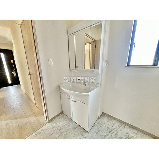 収納力と機能性に優れた三面鏡洗面化粧台です。鏡の裏は収納スペースになっていますので、すっきり清潔に保てます。