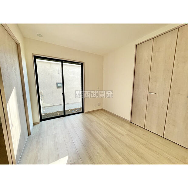 洋服などをすべて収納して室内空間は広々快適