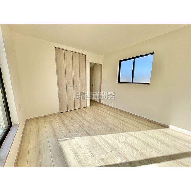 洋室は日当り・通風ともに良好です。明るい部屋はそれだけで気分が晴れやかになりますね。