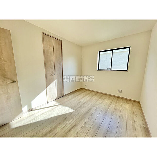 洋服などをすべて収納して室内空間は広々快適