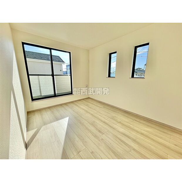 穏やかな日差しと心地よい風が吹き抜ける窓配置