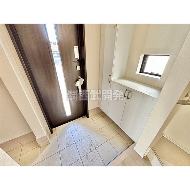 ゆとりある玄関スペースは第一印象グッド。