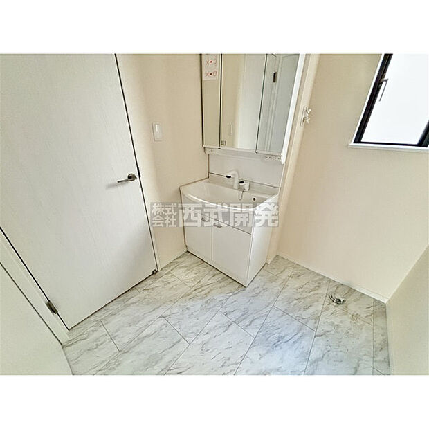 収納力と機能性に優れた三面鏡洗面化粧台です。鏡の裏は収納スペースになっていますので、すっきり清潔に保てます。