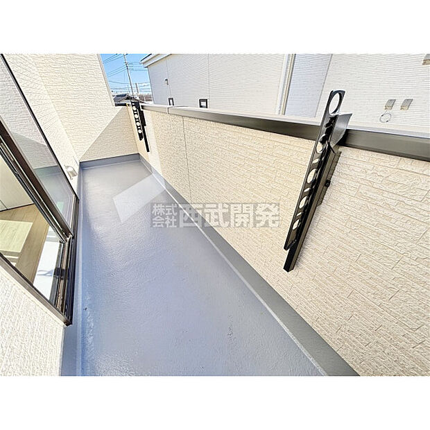 太陽の光が射し込むバルコニーは、洗濯物を干すのが楽しくなりますね。