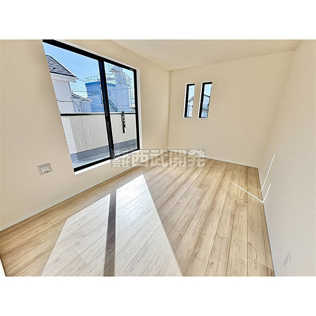 洋室は日当り・通風ともに良好です。明るい部屋はそれだけで気分が晴れやかになりますね。