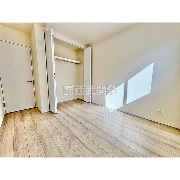 洋服などをすべて収納して室内空間は広々快適