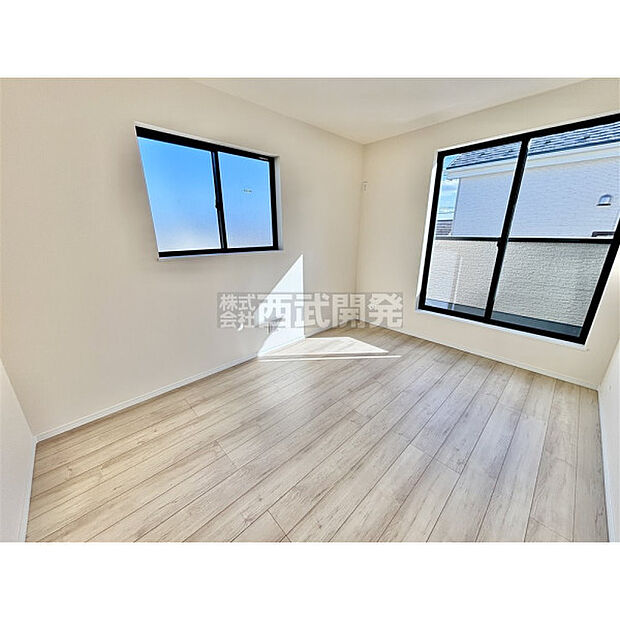 穏やかな日差しと心地よい風が吹き抜ける窓配置