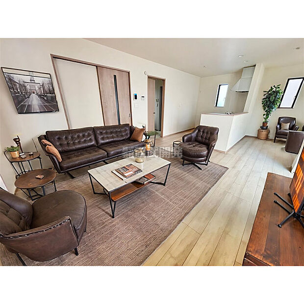 配置してある家具や小物はCGによるイメージです。LDKは家族みんなの快適空間です。お食事したりおしゃべりしたり、家族の絆を育むセントラルスペースです。