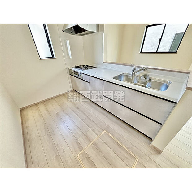 キッチンの蛇口には浄水機能が付いています。シャワーヘッドタイプなのでお掃除も楽になりますね。