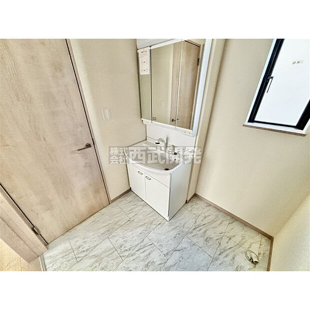 収納力と機能性に優れた三面鏡洗面化粧台です。鏡の裏は収納スペースになっていますので、すっきり清潔に保てます。