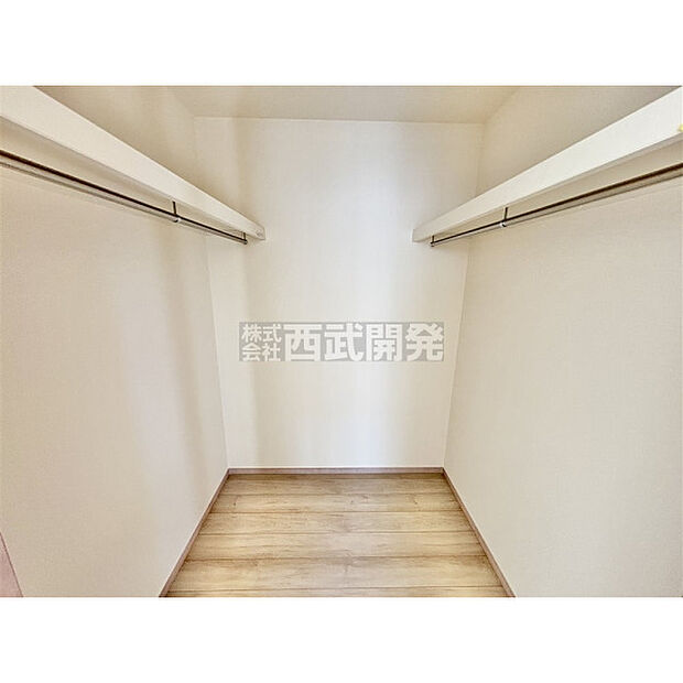 大容量のウォークINクローゼット付、衣類や鞄のほかに、かさばる荷物や季節物もスッキリ片付きます。