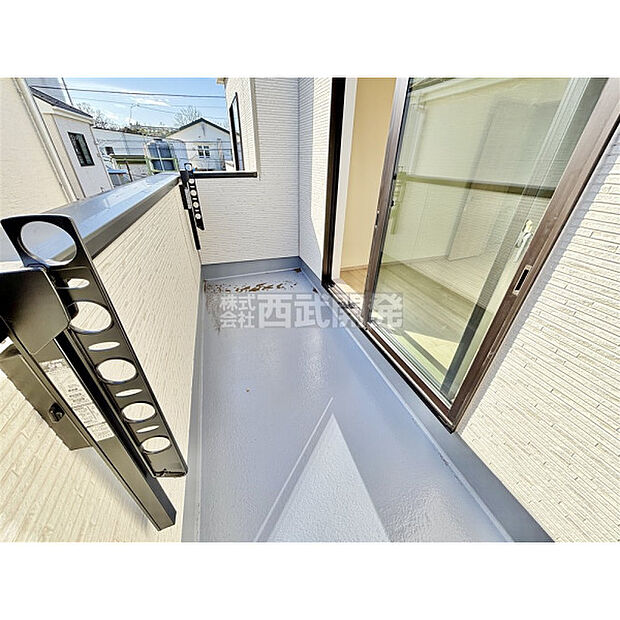 太陽の光が射し込むバルコニーは、洗濯物を干すのが楽しくなりますね。