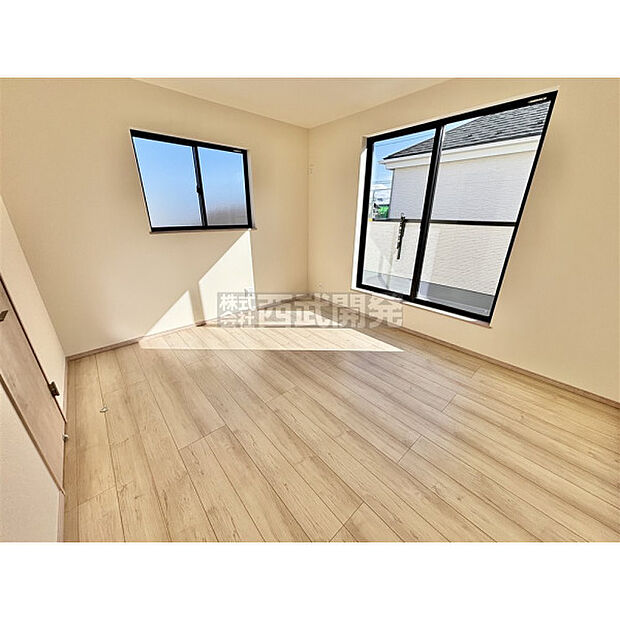 洋室は日当り・通風ともに良好です。明るい部屋はそれだけで気分が晴れやかになりますね。