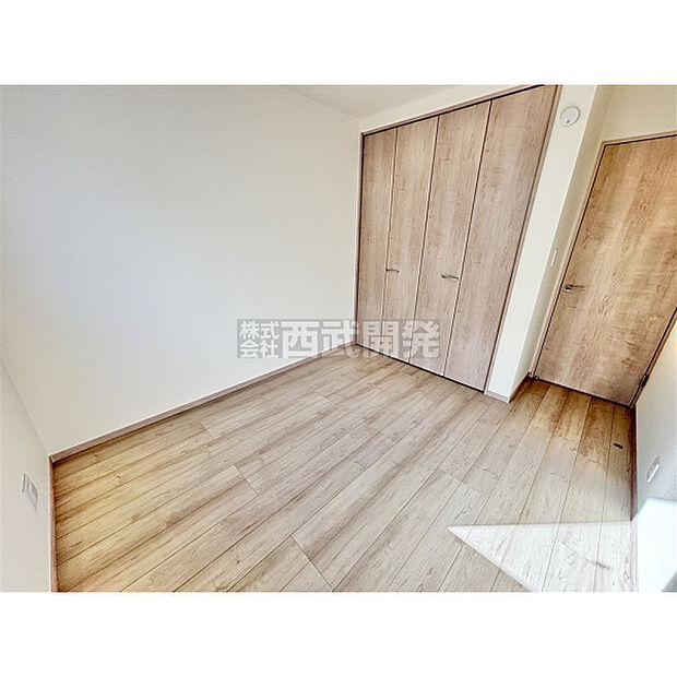 洋服などをすべて収納して室内空間は広々快適